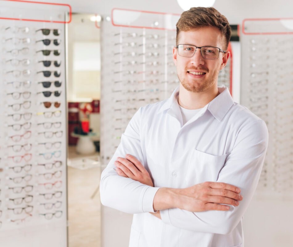 Portrait Opticien professionnel dans son magasin.